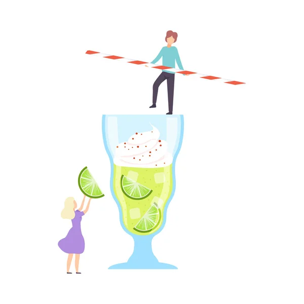 Kleine mensen maken Cocktail, jonge man en vrouw zetten schijfjes limoen aan Big Glass met sap, koude zoete zomer drinken Vector Illustratie — Stockvector