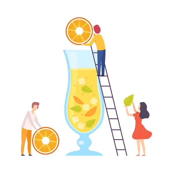 Gente pequeña haciendo cóctel, hombres jóvenes y mujeres poniendo rebanadas de naranja a vaso grande con jugo, bebida fría dulce de verano Vector Ilustración — Vector de stock