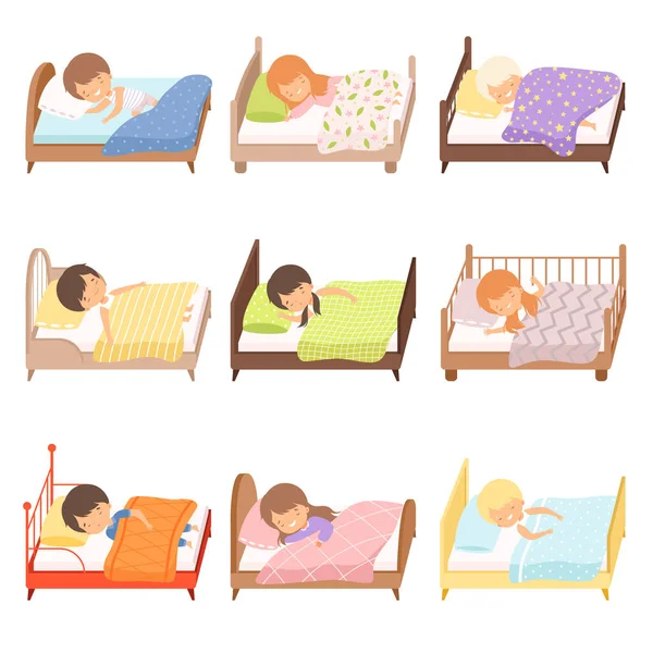 Collection de petits garçons et filles mignons dormant doucement dans leurs lits sous des couvertures Illustration vectorielle — Image vectorielle