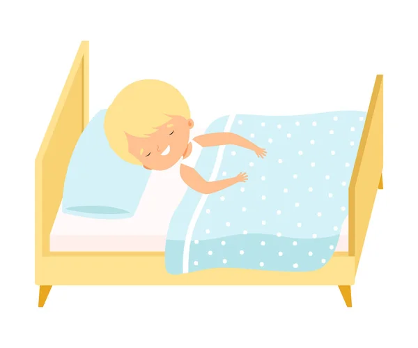 Carino sorridente biondo bambino dormire dolcemente nel suo letto sotto coperta vettoriale illustrazione — Vettoriale Stock