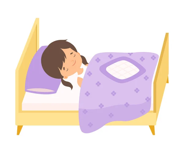Bella bruna bambina che dorme dolcemente nel suo letto sotto coperta vettoriale illustrazione — Vettoriale Stock