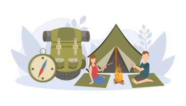 Kamp ateşinin yanında oturan ve Kamp Ateşi, Seyahat Malzemeleri, Büyük Sırt Çantası ve Pusula Taşıyıcı İllüzyonu Üzerinde Kızaran Marshmallow Çifti