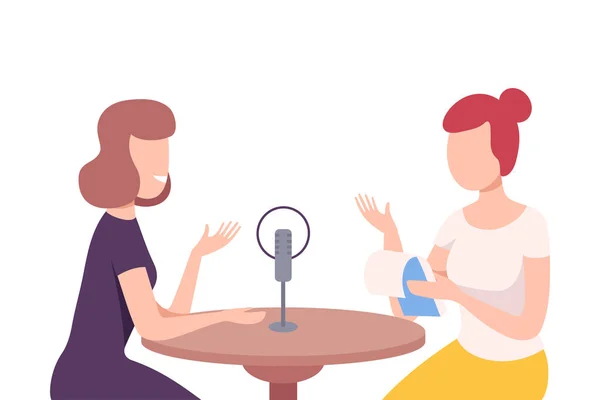 Anfitrión de radio femenino entrevistando a invitado en la estación de radio, dos mujeres en auriculares que hablan plana Vector Ilustración — Archivo Imágenes Vectoriales