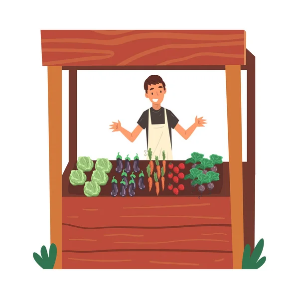 Granjero masculino alegre que vende verduras orgánicas frescas en el puesto de madera en el mercado agrícola Vector Illustration — Archivo Imágenes Vectoriales