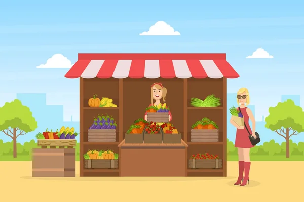 在街市摊位出售鲜活有机蔬菜的女销售员微笑 — 图库矢量图片