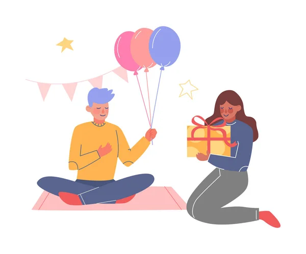 Adolescentes divirtiéndose en la fiesta de cumpleaños, niños y niñas sentados en el suelo con globos coloridos y caja de regalo ilustración vectorial de dibujos animados — Vector de stock
