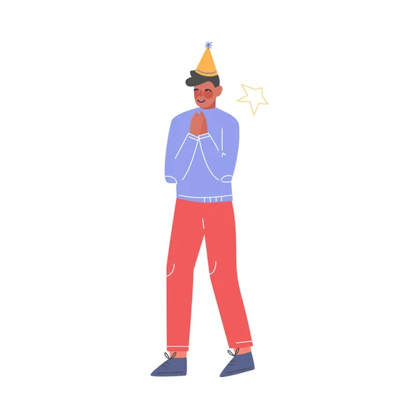 Felice adolescente ragazzo che indossa il cappello del partito che celebra, compleanno, Natale o Capodanno illustrazione vettoriale del fumetto — Vettoriale Stock