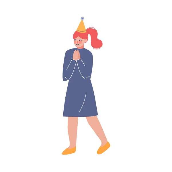 Bonito feliz menina vestindo chapéu de festa comemorando aniversário, Natal ou feriados de ano novo ilustração do vetor dos desenhos animados — Vetor de Stock