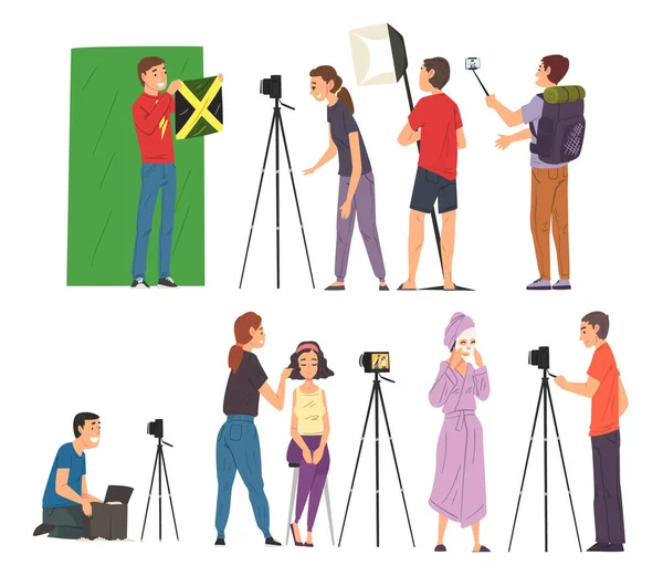 Bloggers Streaming Online Set, Cameraman, Geluidsman en Licht Technicus Opname Video, Social Media Bloggen Cartoon Vector Illustratie — Stockvector