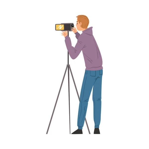 Opérateur vidéo masculin regardant à travers le caméscope sur trépied, vidéaste avec appareil photo professionnel, scène de film ou vidéo Blog Processus d'enregistrement Illustration vectorielle de bande dessinée — Image vectorielle