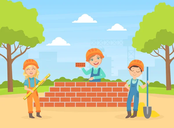 Lindos niños en cascos construyendo la pared de ladrillo, pequeños constructores sonrientes haciendo trabajo profesional en el paisaje de verano Vector Ilustración — Archivo Imágenes Vectoriales