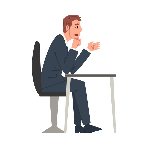 Бизнесмен, сидящий за столом, менеджер по персоналу или босс говорит и показывает векторную иллюстрацию — стоковый вектор