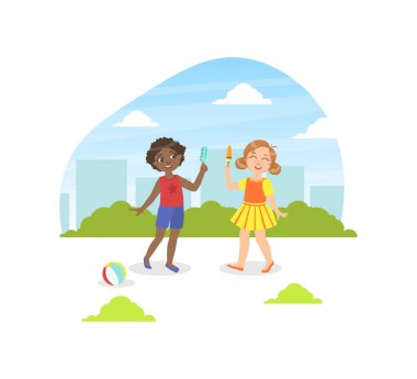 Şirin Çocuk ve Kız Sokakta Yürüyor ve Dondurma Şekillendirmesi Yiyor