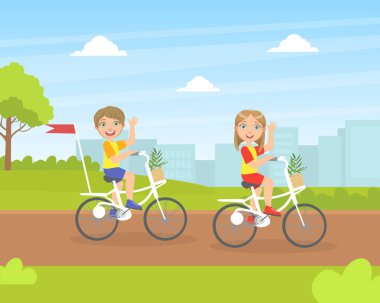 Şirin Oğlan ve Kız Bisiklete Biniyor, Sokakta Yürüyen Çocuklar Vector Illustration