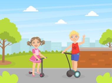 Erkek ve Kız Tekme ve Kendini Dengeleyen Scooterlar, Çocuk Açık havada eğleniyor Vektör İllüzyonu