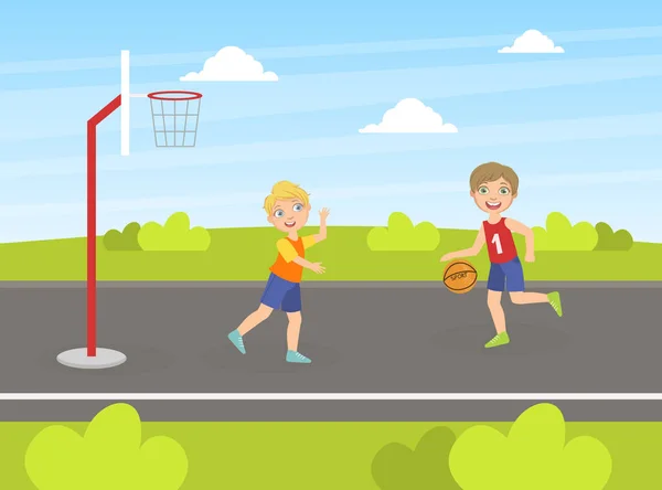 Dois meninos jogando basquete no playground, crianças andando e se divertindo na rua Vector Ilustração —  Vetores de Stock