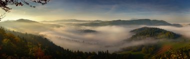 Pieniny dağ sunrise siste panoramik manzara