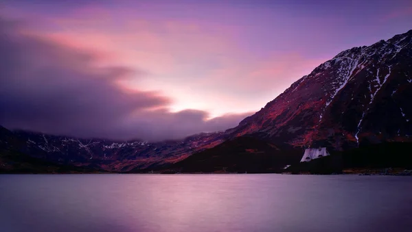 Tramonto in cinque valle del lago montagna di Tatra — Foto Stock