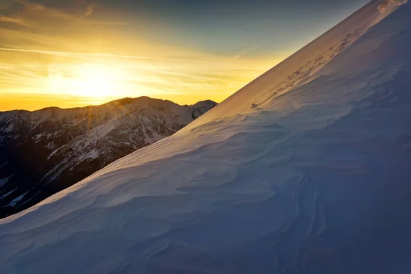 Haute montagne au coucher du soleil. Soirée Tatra paysage de montagne — Photo