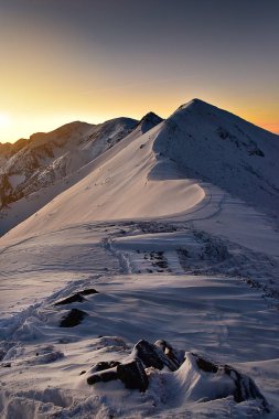 Gün batımı sırasında yüksek dağ. Tatra dağ manzarası akşam