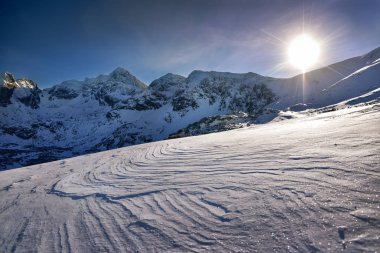 Yüksek dağ gündoğumu sırasında. Sabah Tatra mountain manzara