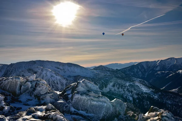 Ballons au-dessus de la montagne Tatra enneigée au coucher du soleil — Photo
