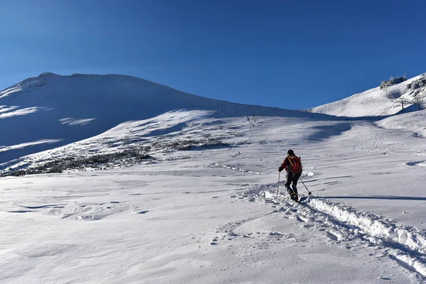 Randonneur marchant sur le sommet de la montagne Kasprowy Wierch. La montagne Tatra — Photo