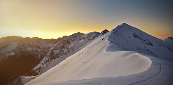 Gün batımı sırasında yüksek dağ. Tatra dağ manzarası akşam