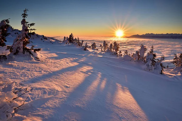 Nubes como un océano al amanecer en la montaña Tatra — Foto de Stock