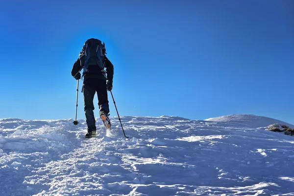 Homme trekking sur une montagne tatra enneigée — Photo