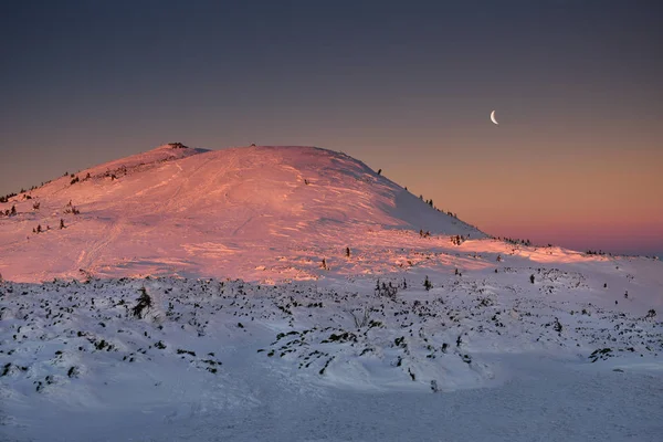 Salida del sol en la montaña Babia con fondo lunar — Foto de Stock