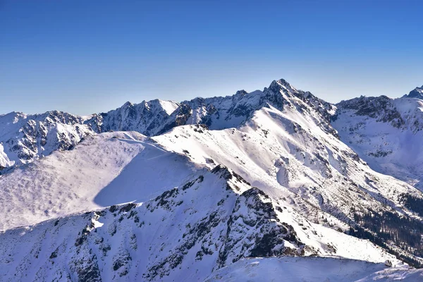 Vue d'hiver sur la haute montagne tatra et le sommet de Swinica — Photo