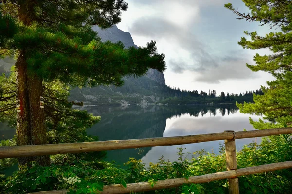 Schöner Morgen am Ufer eines Sees in der Tatra — Stockfoto