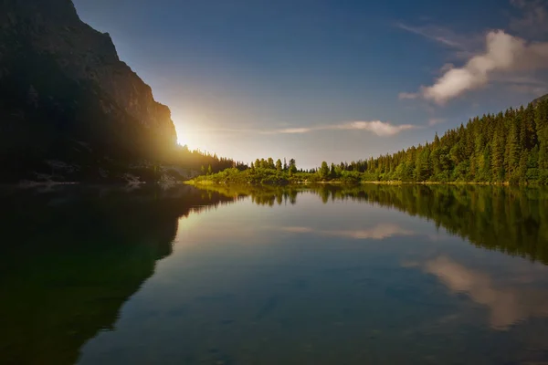 Sunrise over a mountain lake. Popradske pleso — Stock Photo, Image