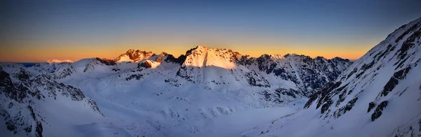 Panoramik Kozi Wierch adlı gündoğumu. Tatra mountain Nationa
