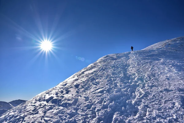Alpiniste solitaire sur le chemin d'un sommet de montagne — Photo