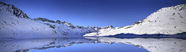 Panoramiczny widok zima duży staw w dolinie pięciu jezior. Tatra — Zdjęcie stockowe