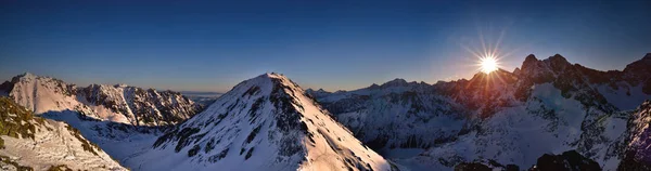 Panoramablick auf den Sonnenaufgang in der hohen Tatra. miedziane-Gipfel — Stockfoto