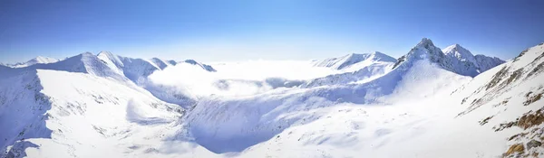 Панорамний вид на зимових захід біля підніжжя гори. — стокове фото