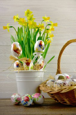 Sepetleri nergis ile Paskalya yumurtaları