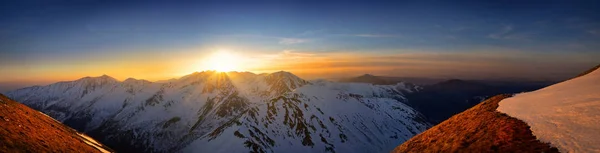 Panoramablick auf den Sonnenuntergang in der westlichen Tatra — Stockfoto