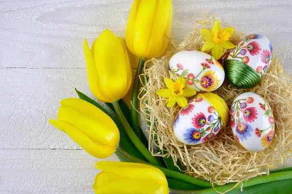 Ahşap zemin üzerine lale ile Paskalya yumurtaları