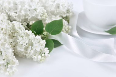 Sabah Beyaz kurdele ile beyaz leylak 