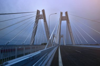 Modern Macharski Bridge'de Cracow akşam