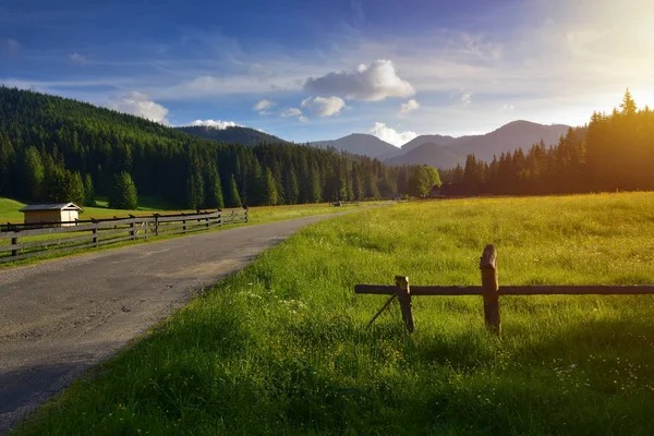 Gün batımında Chocholowska Vadisi yolu