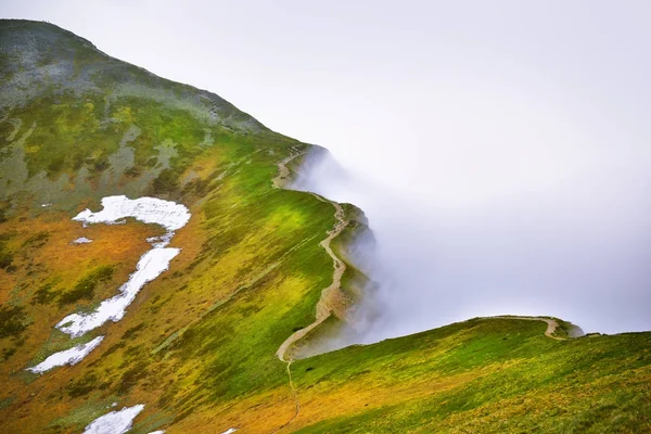 Bella vista della nebbiosa montagna di Tatra . — Foto Stock