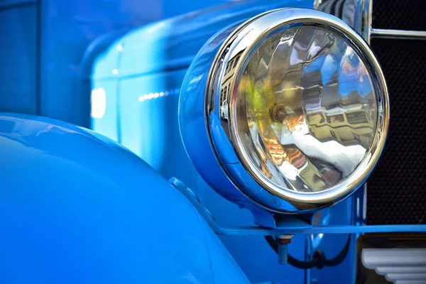 Headlight lamp of blue retro classic car — Stock Photo, Image