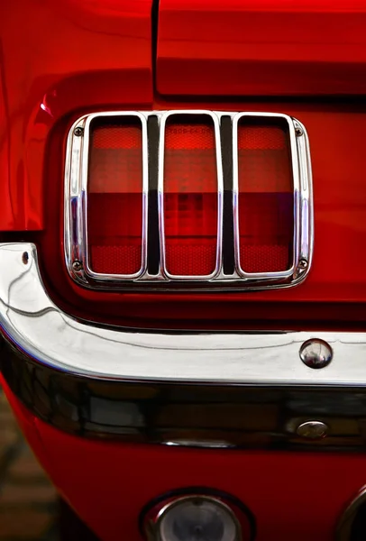 Kırmızı vintage klasik otomobil arka ışıklar — Stok fotoğraf