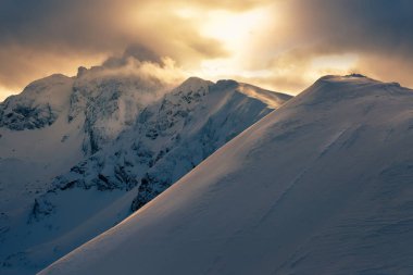 Sunrise görünümünden Kasprowy Wierchy Swinica tepe