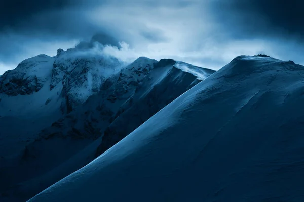 Вид с вершины Каспровы Верхи на вершину Свиница — стоковое фото